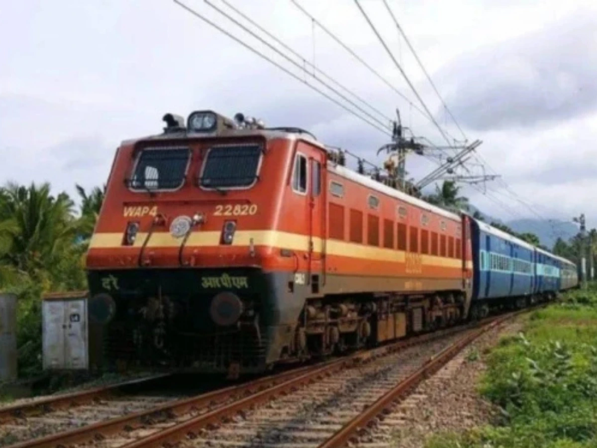 भारी बारिश का तांडव! इंदौर-मुंबई रूट की अवंतिका और दुरंतो समेत कई ट्रेनें रद्द, यात्री परेशान