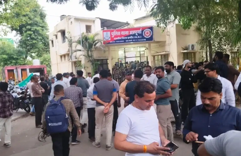 इंदौर में बड़ा बवाल: BJP नेता वीरेंद्र शेडगे के घर पथराव, RSS कार्यकर्ता से विवाद के बाद हिंसा