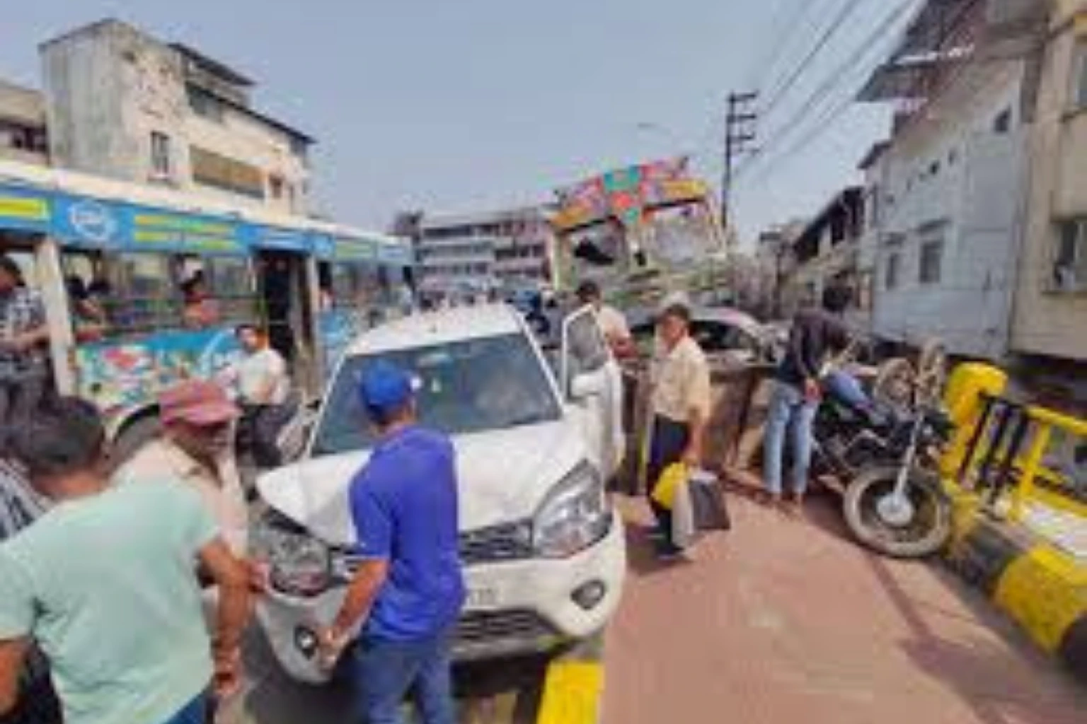 पटेल ब्रिज पर मंडरा रहा खतरा: टैंकर हादसे के 2 हफ्ते बाद भी नहीं सुधरे हालात, रोज गुजर रहे हजारों वाहन